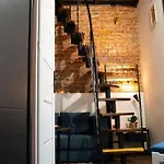 Lovely One-bedroom Loft 3 Minutes From Kazimierz شقة